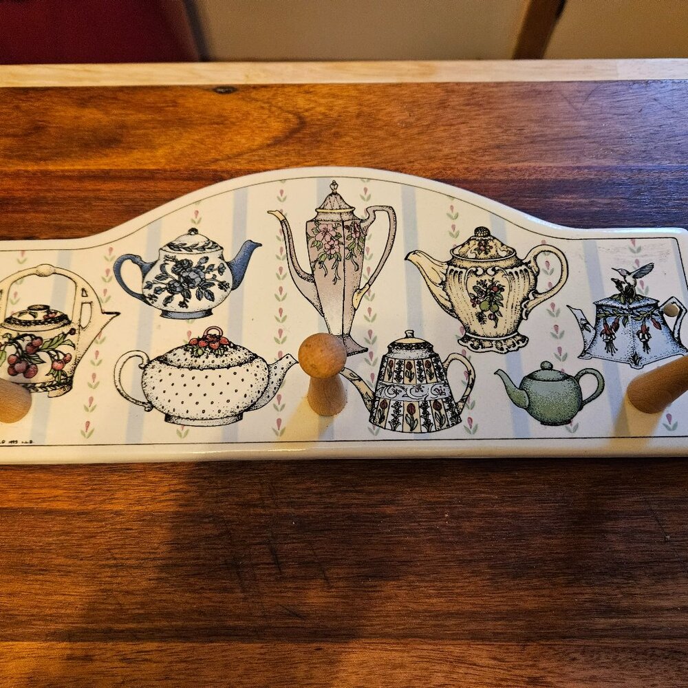 VINTAGE CERAMIC TILE WALL HANGING FEATURING TEAPOT DESIGN SBCD 1990S